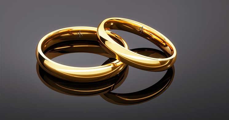 Ein zeitloser Klassike: schlichte goldene Trauringe