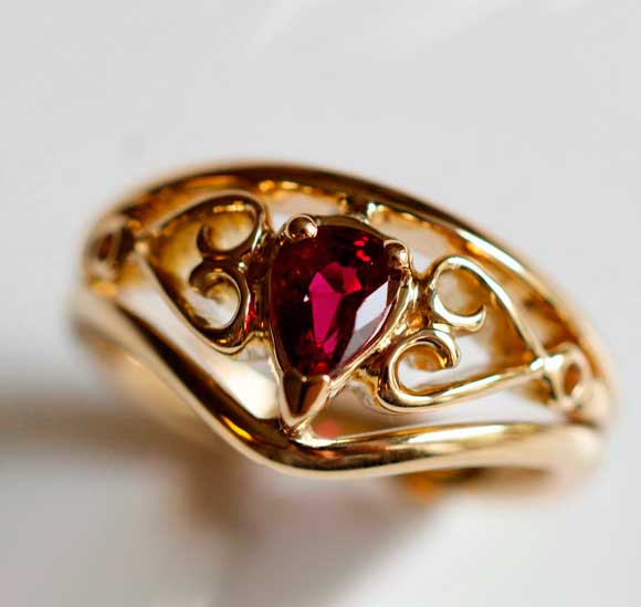 Trauring, der aus altem Familienmaterial gefertigt wurde um all die kostbaren Erinnerungen weiterzutragen.